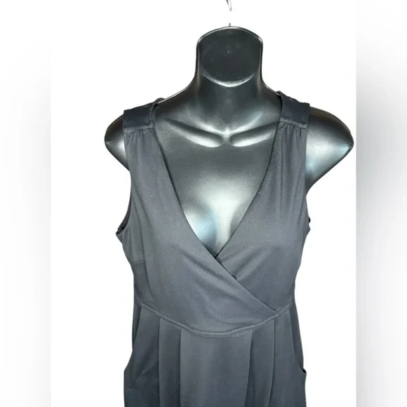 Eddie Bauer women’s BLACK Aster Crossover Tank Top
Dress size small preloved - Picture 2 of 10